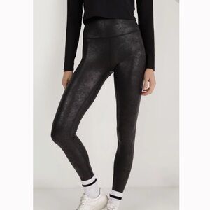 OFFLINE By Aerie The Hugger High Waisted Crackle Pocket Legging